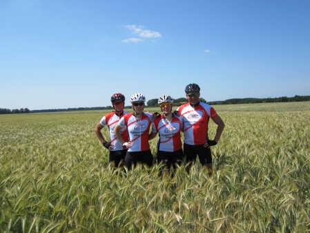 Teamfoto im Gerstenfeld