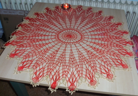 gehäkeltes Häkeldeckchen in Rot/ Gold