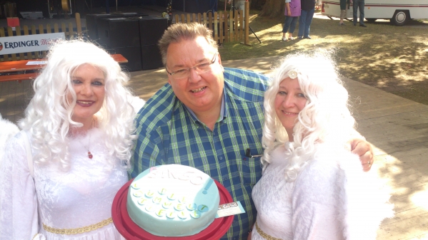 Überreichung der Bingo-Torte an Michael Thürnau