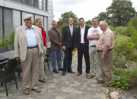 Trios-Geschäftsführer Rüdiger Heuermann (2.v.L.) führte die Rasteder Liberalen mit dem Landtagsabgeordneten Gero Hocker (3.v.L.) auch auf die Terrasse  am firmeneigenen See.