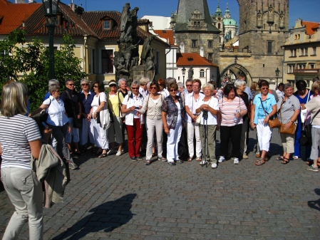 Gruppenfoto auf der Karlsbrücke in Prag