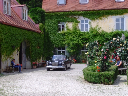 Neben dem alten Pkw die junge Frau mit der Verbindung nach Bad Zwischenahn