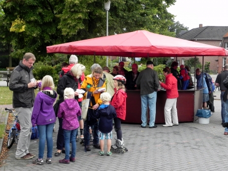 Besonders begehrt waren beim 2. Bürgerfest des Vereins Bürgerleuchten e.V. in Petersfehn I die vom Bürgerverein Petersfehn gegrillten Bratwürste.