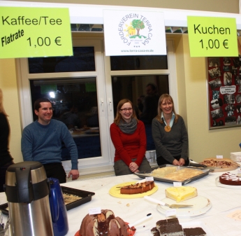 Der Vorstand vom CASA hinterm Kuchenbüffet wartet auf Sie