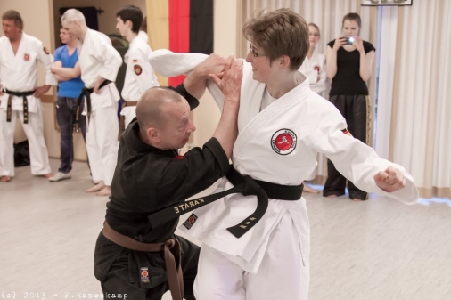 SV-Sportler wehrt Angriff einer Karate-Meisterin ab.