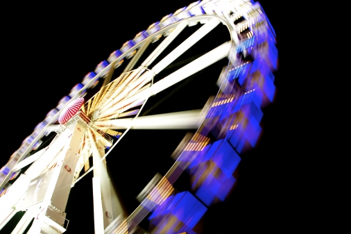 Das Riesenrad rotiert im Dunkeln. (Bild: Axel Kadow)