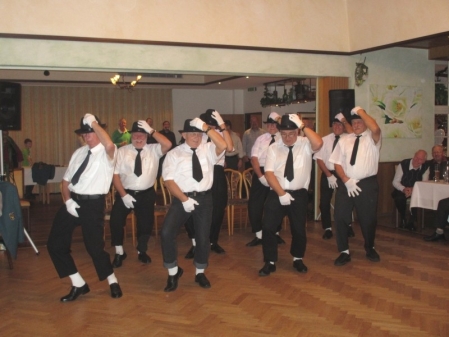 Weiße Handschuhe, schwarze Hüte - eine tolle Performance der Vreschen-Bokeler (Bild: Heinz Friedrichs)