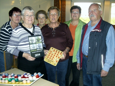 Bei dem an jedem ersten Montag im Monat stattfindenden Bingo - Nachmittag des SoVD im Ofener Gemeindehaus gewann die Oldenburgerin Hannelore Würdemann (vorne links) den erstmals ausgespielten Petersfehner Fotokalender 2014. Siehatte als erste Mitspielerin die richtigen Zahlen auf ihrem Spielbrett und freute sich über den Gewinn. Zu ihrem Glück gratulierten ihr Spielleiterin Margrit Unger (hinten links) und (von rechts) die SoVD - Vorstandsmitglieder Hans-Hermann und Erika Sander und die fleißigen Helferinnen Gertrud Carstens und Ursel Degen.