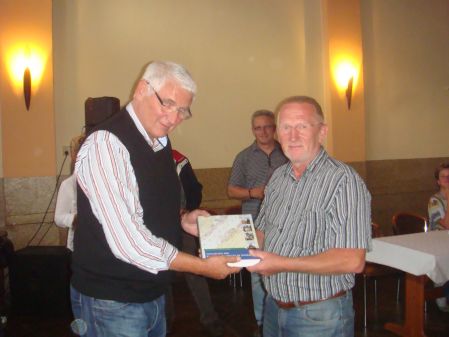 Übergabe Gastgeschenk von Herrn Seeger - Chronik der Gemeinde Edewecht - an den Breddiner Bürgermeister Reinhard Neumann 