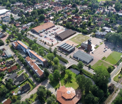 Die Luftaufnahme vom Eisenhüttengelände in Augustfehn ziert unter anderem das Titelblatt des Wandkalenders 2014