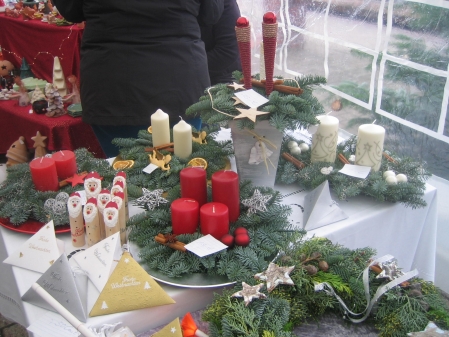 Zahlreiche Adventsgestecke auf dem Weihnachtsbasar in Langendamm (Bild: Ralf Onken)