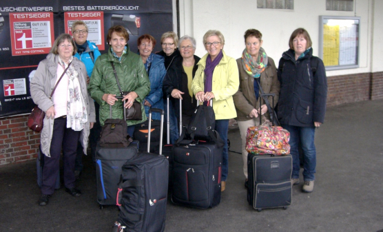 9 Frauen auf der Bahn