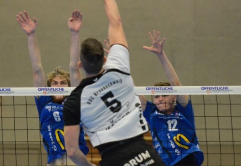 Die VSG mit Jan Hartkens und Aaron Warneken (von links im Block im Spiel gegen Braunschweig) wollen gegen den Tabellenfünften punkten.