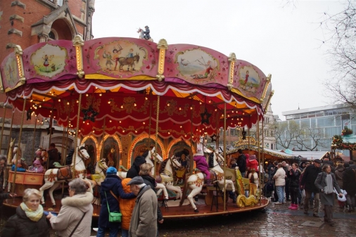 Bunte Karussells erfreuen die kleinen Gäste auf dem Oldenburger Lambertimarkt. (Bild: Robin Hünecke)