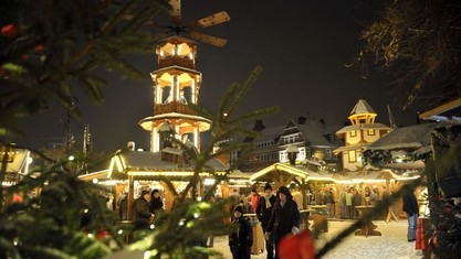 Das besinnlich gestaltete Weihnachtsdorf  des Engelkemarktes in Emden liegt vor der malerischen Kulisse des beleuchteten Rathauses. Den Mittelpunkt bildet die große  Weihnachtspyramide. Das Gelände ist barrierefrei. 