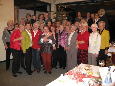 Gruppenbild der MoMoGo-Damen im Golfclubhaus
