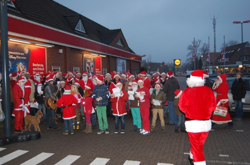 Vor dem REWE Markt - Erstmal sammeln