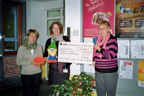 Hildburg Bischof (rechts) und Ingeborg Grotheer (links) übergaben jetzt die diesjährige Spende an Anke Berghoff (Mitte) von der Pflegedienstleitung der Kinderklinik im Klinikum Oldenburg