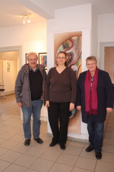 Wolfgang u. Christiane Hase mit der Künstlerin Sabine Hoopmann in der Mitte