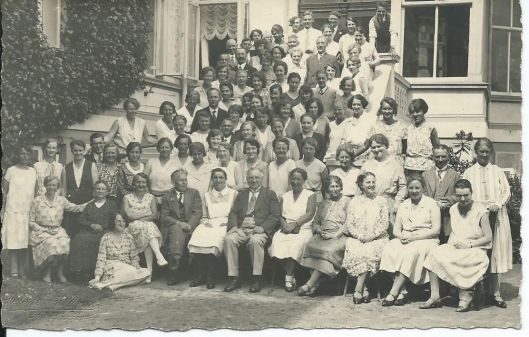 Großes Gruppenbild, vermutlich beim Alten Kurhaus, Datum der Aufnahme: 4. Juli 1931.