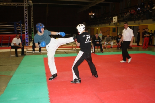 Joshua trifft meinen Roundhouse Kick