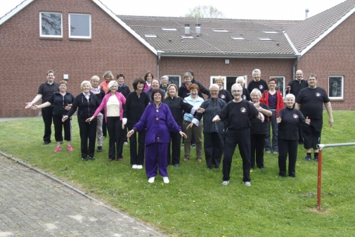 Laurencia van der Linden (vorne links) vom FTC Hollen und Manfred Fees(vorne rechts) Freundeskreis TAI CHI DIE KRANICHE Bad Zwischenahn und ihre Teams sind glücklich und zufrieden. Das macht unter anderem das Tai Chi !  