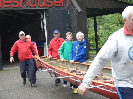 Boot wird zum Wasser getragen