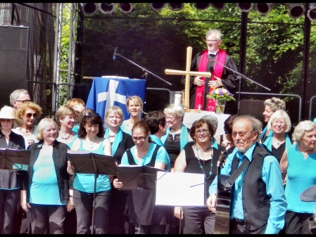 Pastor Jens Teuber mit Gospelchor