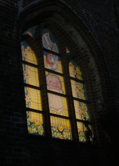 St. Petri-Kirche, Westerstede: Ostfenster, Außenaufnahme während der Rhodo 2014