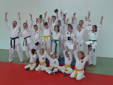 Junge Kämpfer meistern das Karate-Sportabzeichen 
