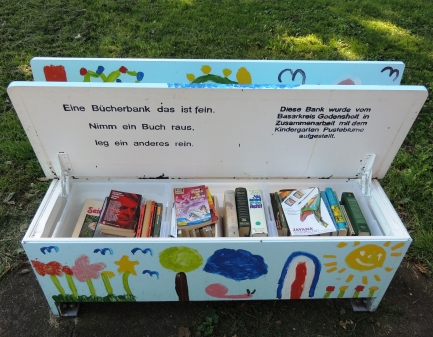 Diese Bücherkiste fand ich in der Nähe von Godensholt, ich bin sicher, so manches Kind findet in ihr auch einen richtigen Schatz unter den vielen Büchern. 