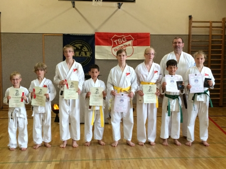 Das Bild zeigt von l. nach r. zum 9. Kyu Simon Freese, Ben Kemmlage, Claas Raschke, zum 8. Kyu Sebastian Freese, Christopher Hartwig, Hannah Raschke, zum 6. Kyu Dominik von Seggern und Liesa-Marie Bley. 