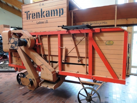 eine alte Dreschmaschine aus den 50-er Jahren