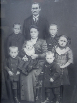 Johann Diedrich Rickels mit seiner Familie einschließlich des jüngsten Kindes Hans, offenbar eine Fotomontage.
