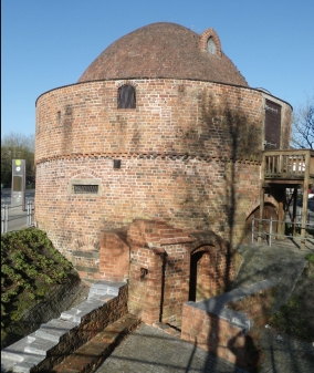 Pulverturm m alter Stadtmauer