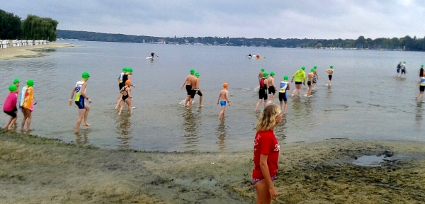 Die Edewechterin (fünfte von li., orange Badekappe) auf dem Weg zum Schwimmstart im Berliner Wannsee