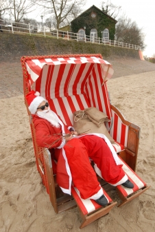 Weihnachtsmann im Strandkorb: So könnte auch Ihr schönstes Weihnachtsbild aussehen! BILD: NWZ-Archiv