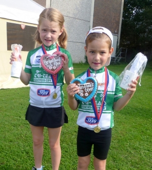 Jana und Linus Henze nach dem Zieleinlauf mit großer Ausbeute