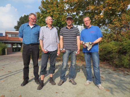 Die vier Finalisten beim Boule-Turnier am 3. Oktober in Metjendorf. (vlnr) Durchsetzen konnte sich nach zwei Finalspielen am späten Nachmittag dann