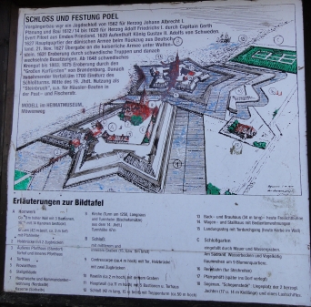 Festung Poel: Mehrere Informationstafel auf dem Gelände geben dem Besucher Auskunft.