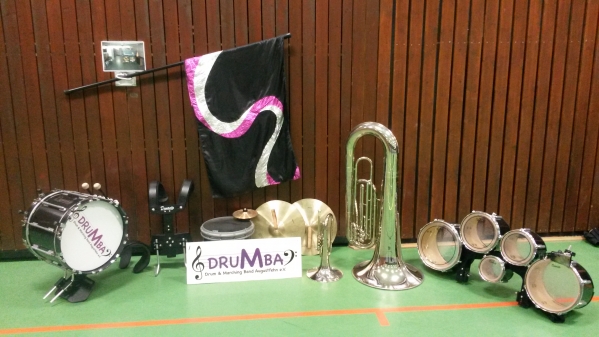 Zurzeit freie Instrumente (v.l.n.r.): Bassdrum, Snaredrum, Becken, Mellophon, Tuba, Quints