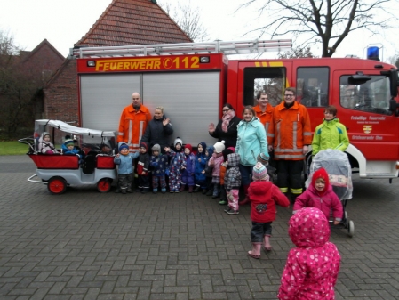 Hauptfeuerwehrmann Jens Bolting, der seit elf Jahren Brandschutzerziehung u.a. für den Ofener Kindergarten „Die Arche“ und die drei Ofener Kinderkrippen durchführt und über Brandabwehr informiert, und zwei weitere Feuerwehrkameraden der Stützpunktfeuerwehr Ofen vermittelten jetzt den Kindern der drei Ofener Kinderkrippen wieder viel zum Thema Brandschutz, Brandabwehr und Feuerwehr.