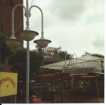 Auch auf diesem Bild aus dem Juni 1988 ist im Hintergrund der in Renovierung befindliche Glockenturm zu sehen. Vorne auf dem Marktplatz sind Stände für das Stadtfest aufgebaut, bei dem unter anderem ein 
