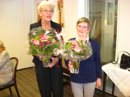 nach 10 Jahren gibt Christa Lorzenz (links) das Amt der 1. Vorsitzenden an Hertha Lebens (rechts) ab.
