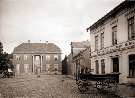 Das Lübbers-Haus (links), heute Bettenhaus vom Friesenhof-Hotel