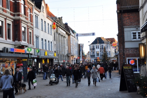 Tagsüber ist es in der Langen Straße voll, aber relativ friedlich. Nachts sieht das hin und wieder anders aus...