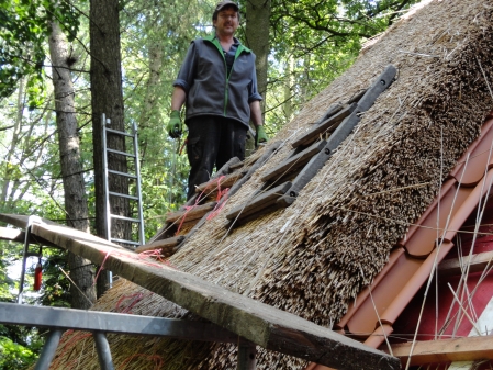 Bühnenhaus erhält neues Reetdach