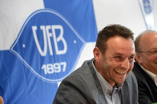 Dietmar Hirsch hat gut lachen: Mit dem VfB Oldenburg hat er bislang nur Erfolge feiern können. Bild: NWZ-Archiv