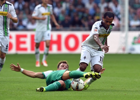 Ein Bild mit Symbolkraft: Raffael (Gladbach) obenauf, Werders Bargfrede gerät ins Schlittern. Bild: DPA