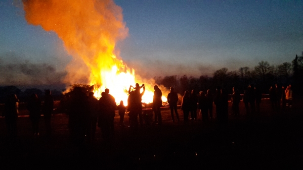 Lichterloh: das traditionelle Osterfeuer in Godensholt. (Bild: Claudia Boose-Kreklau)